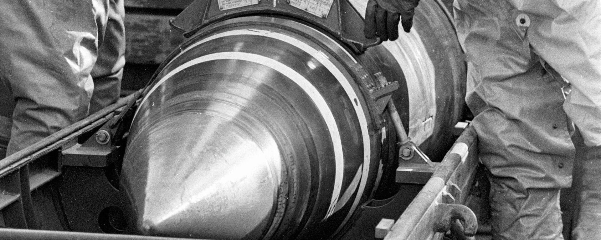 Ukrainian soldiers place nuclear warheads in containers for removal. 1992. - Sputnik International, 1920, 24.10.2022