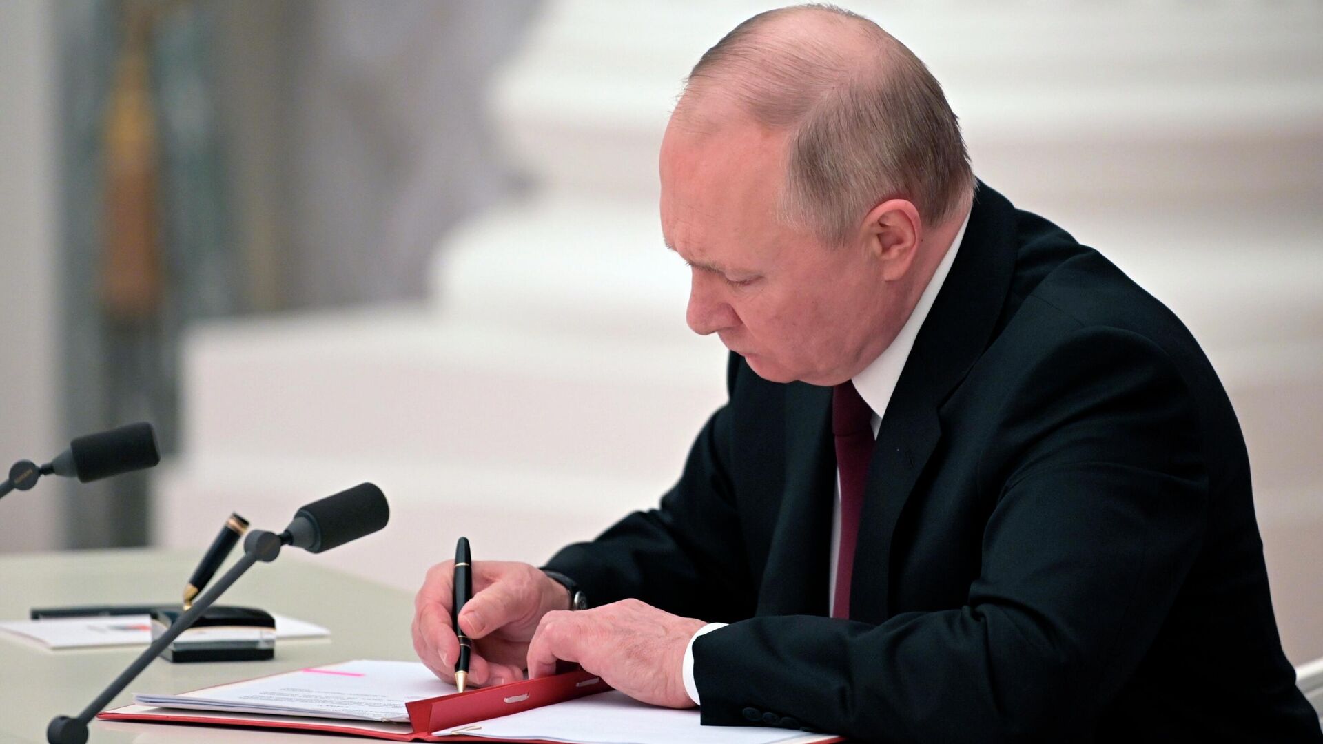 Russian President Vladimir Putin signs a document recognizing the independence of separatist regions in eastern Ukraine in the Kremlin in Moscow, Russia, Monday, Feb. 21, 2022. Russia's Putin has recognized the independence of separatist regions in eastern Ukraine, raising tensions with West. - Sputnik International, 1920, 02.03.2022
