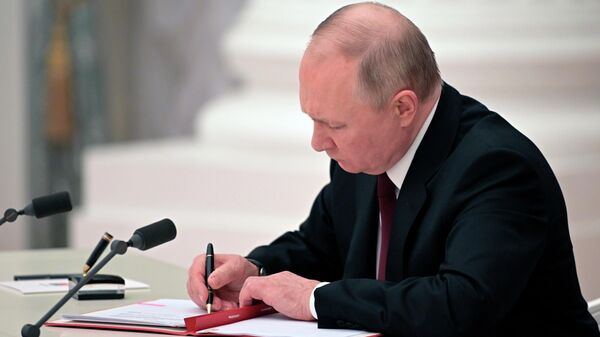 Russian President Vladimir Putin signs a document recognizing the independence of separatist regions in eastern Ukraine in the Kremlin in Moscow, Russia, Monday, Feb. 21, 2022. Russia's Putin has recognized the independence of separatist regions in eastern Ukraine, raising tensions with West. - Sputnik International