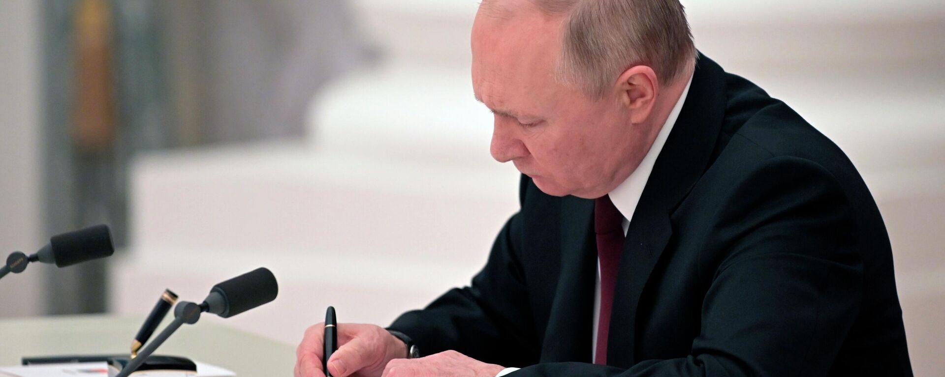 Russian President Vladimir Putin signs a document recognizing the independence of separatist regions in eastern Ukraine in the Kremlin in Moscow, Russia, Monday, Feb. 21, 2022. Russia's Putin has recognized the independence of separatist regions in eastern Ukraine, raising tensions with West. - Sputnik International, 1920, 21.02.2022