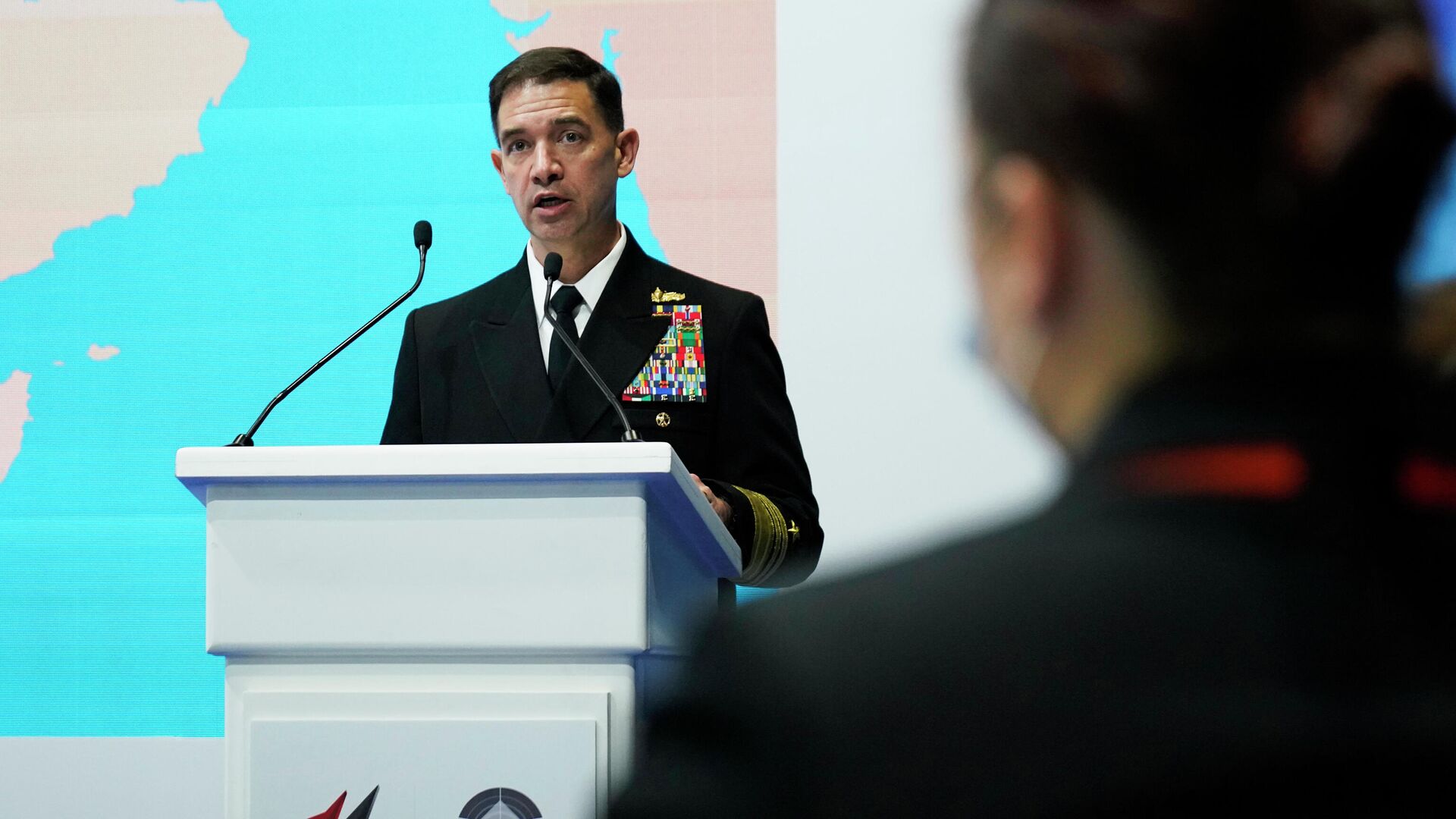 U.S. Navy Vice Adm. Brad Cooper, who oversees the Mideast-based 5th Fleet, speaks at the Unmanned System Exhibition and Conference in Abu Dhabi, United Arab Emirates, Monday, Feb. 21, 2022 - Sputnik International, 1920, 21.02.2022