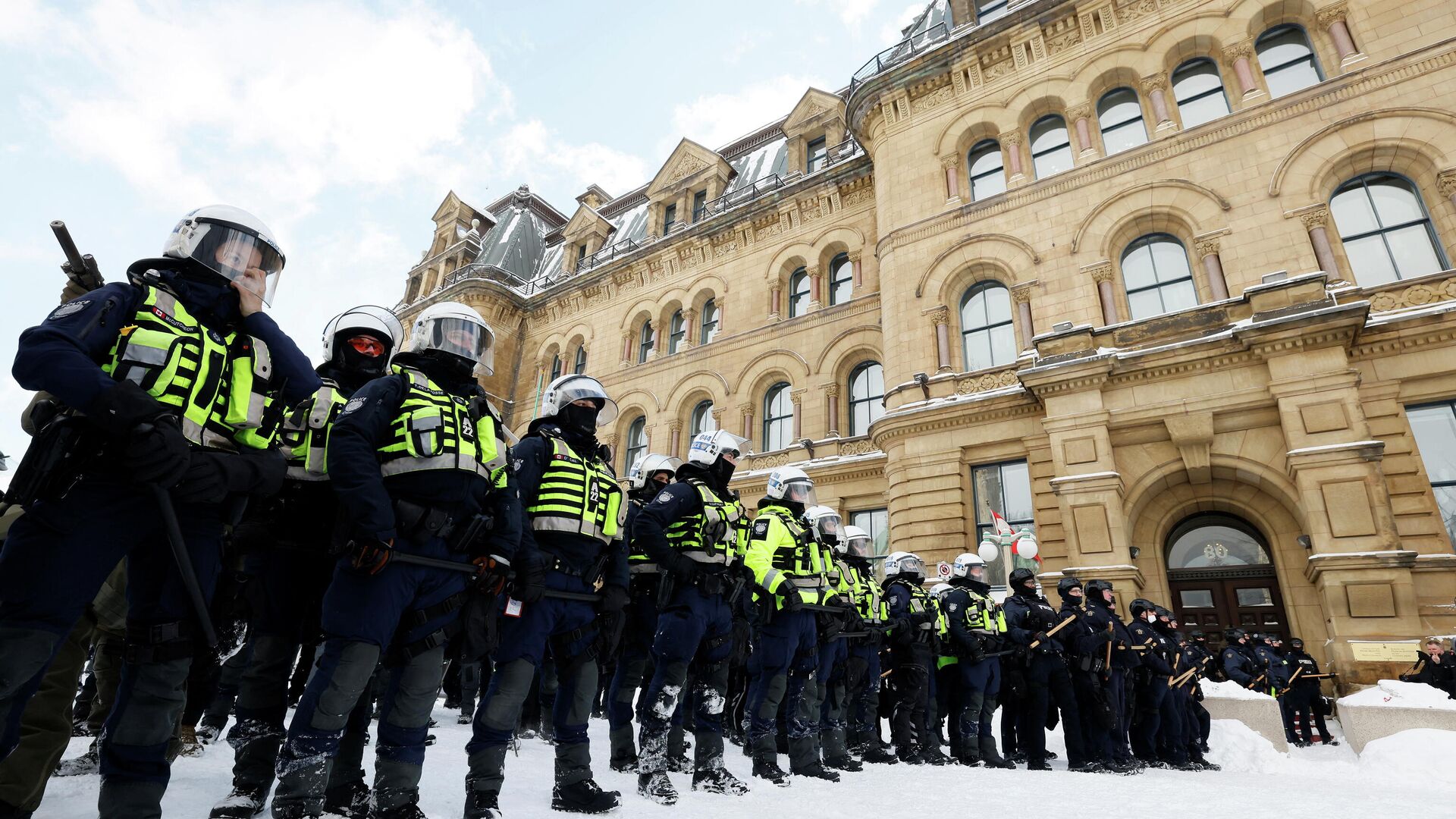 Canadian police officers stand guard as they work to restore normality to the capital while trucks and demonstrators continue to occupy the downtown core for more than three weeks to protest against pandemic restrictions in Ottawa, Ontario, Canada, February 19, 2022. Picture taken February 19, 2022 - Sputnik International, 1920, 22.02.2022