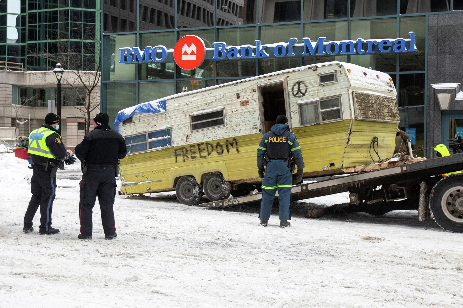 A vehicle is towed from Kent Street, as Canadian police worked to evict the last of the trucks and supporters occupying the downtown core, three weeks after a protest against coronavirus disease (COVID-19) vaccine mandates began in Ottawa, Ontario, Canada, February 20, 2022 - Sputnik International, 1920, 22.02.2022