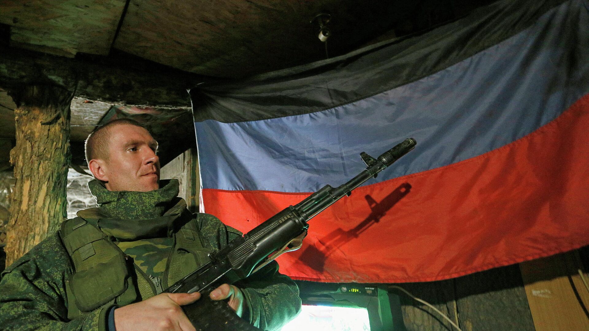 A militant of the self-proclaimed Donetsk People's Republic (DNR) holds a weapon at fighting positions on the line of separation from the Ukrainian armed forces south of the rebel-controlled city of Donetsk, Ukraine April 2, 2021.  - Sputnik International, 1920, 22.02.2022