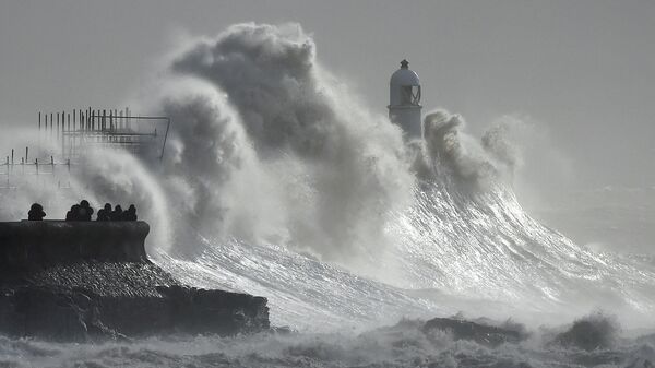 Waves crash near a lighthouse during Storm Franklin in Porthcawl, Wales, Britain February 21, 2022 - Sputnik International
