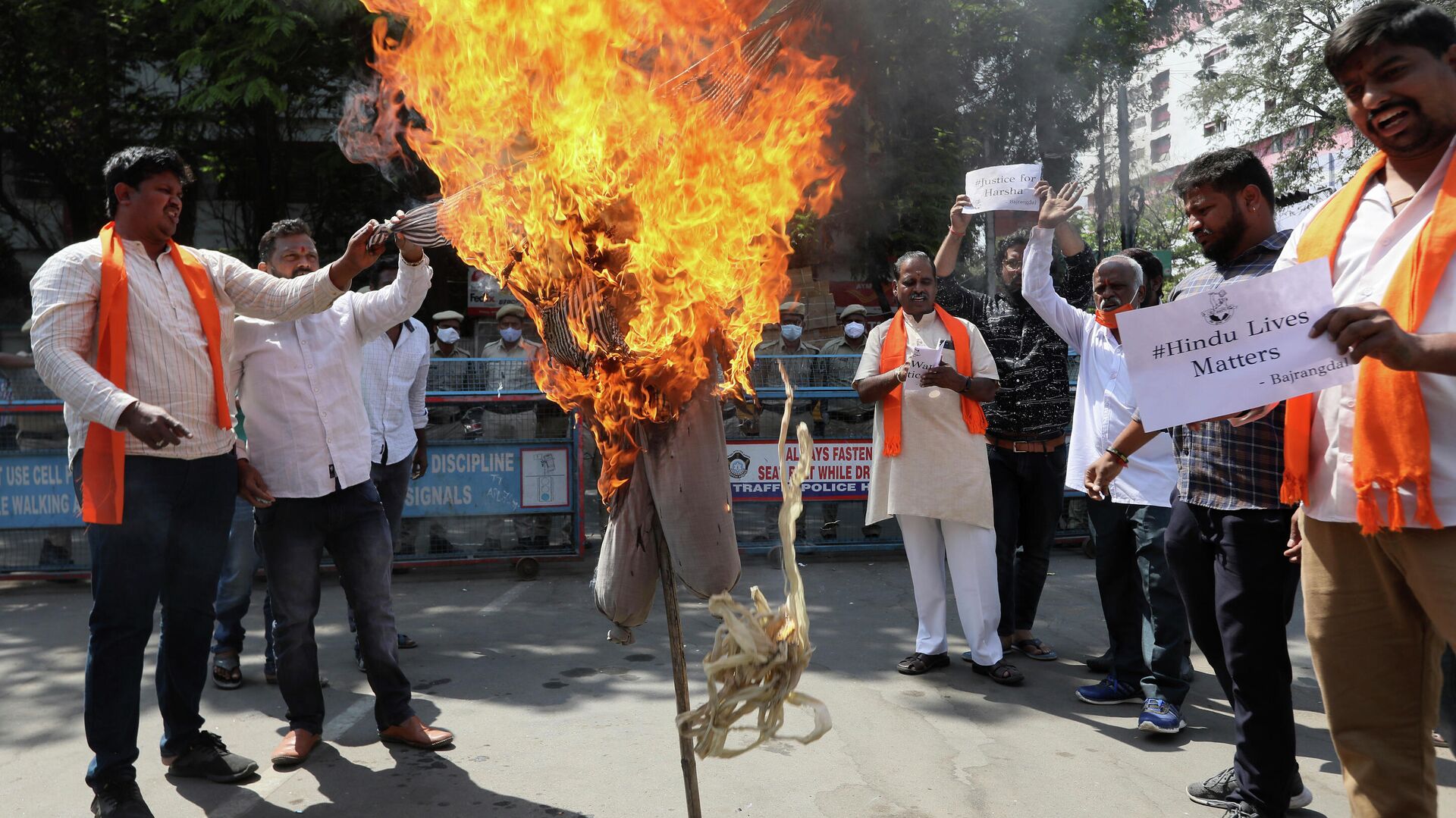 Activists of India's right-wing Bajrang Dal protesting against the killing of one of their members in Karnataka state's Shivamogga burn an effigy representing jihadis in Hyderabad, India, Tuesday, Feb. 22, 2022 - Sputnik International, 1920, 22.02.2022