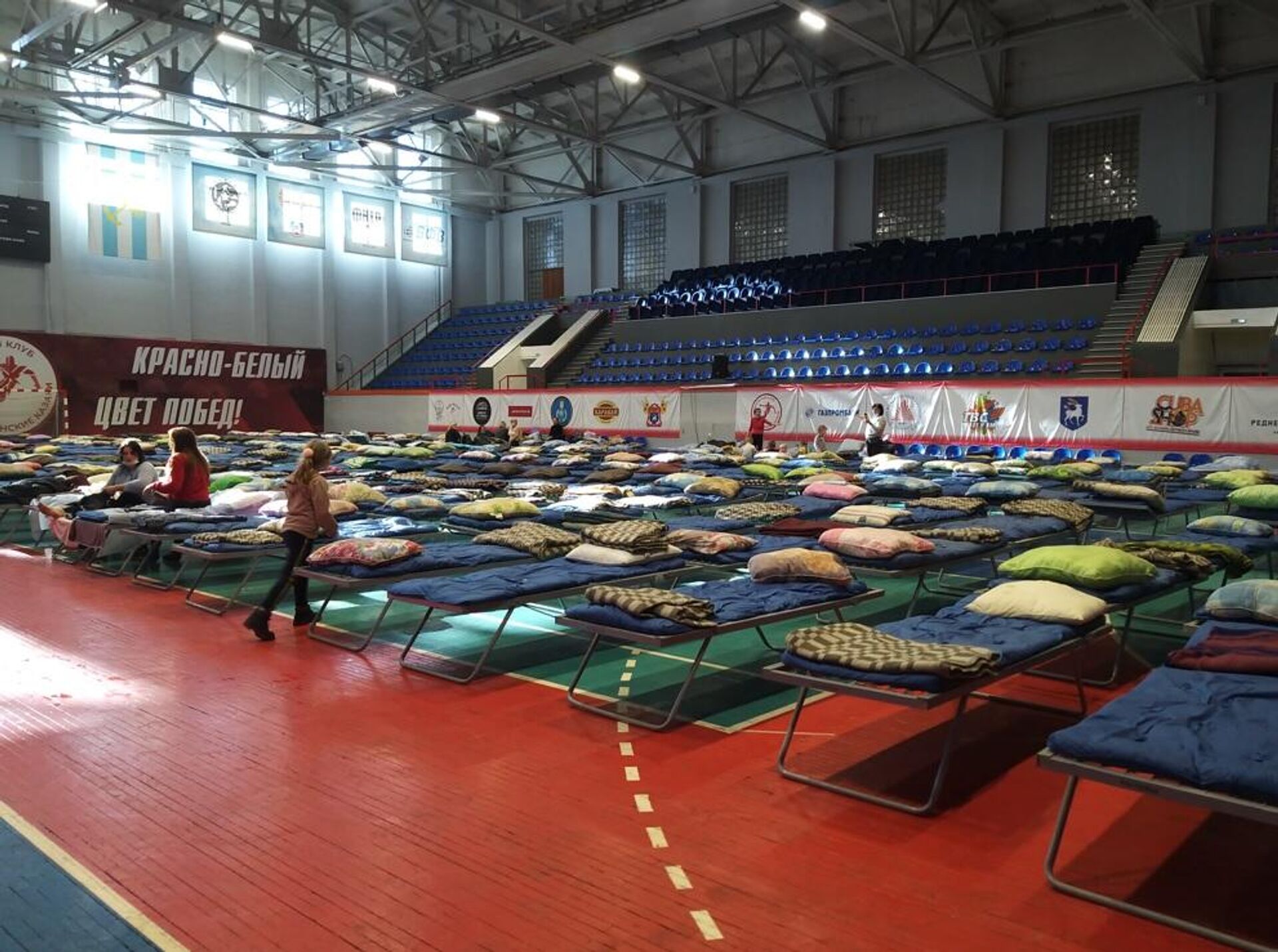  DPR - refugees are placed in a point located in the sports palace - Sputnik International, 1920, 22.02.2022