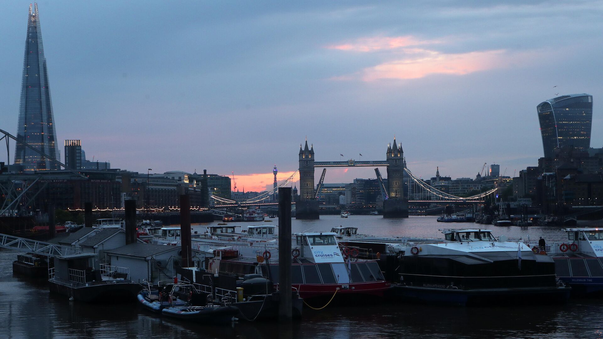 A view of Tower Bridge, center, on the River Thames at sunset in London stuck fully open on Monday Aug. 9, 2021. London's Tower Bridge was stuck with its roadway arms raised Monday afternoon, snarling traffic on both sides of the River Thames - Sputnik International, 1920, 22.02.2022
