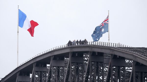 People walk along the top of the Sydney Harbour Bridge where a French flag, left, is flying alongside an Australian flag in Sydney, Sunday, Nov. 15, 2015 - Sputnik International