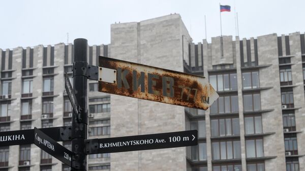 Rusty index with a distance to Kiev near the government building of the Donetsk People's Republic - Sputnik International