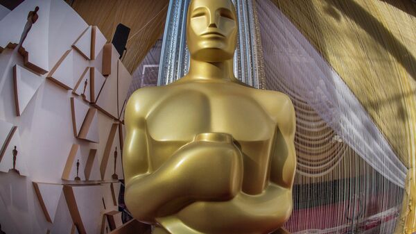  In this file photo taken on February 8, 2020 an Oscars statue is displayed on the red carpet area on the eve of the 92nd Oscars ceremony at the Dolby Theatre in Hollywood, California. - Next month's Oscars will include a new fan favorite prize for the year's most popular film as voted for by Twitter users, organizers said Monday seeking to lure viewers back to a ceremony that has seen audiences plummet.  - Sputnik International