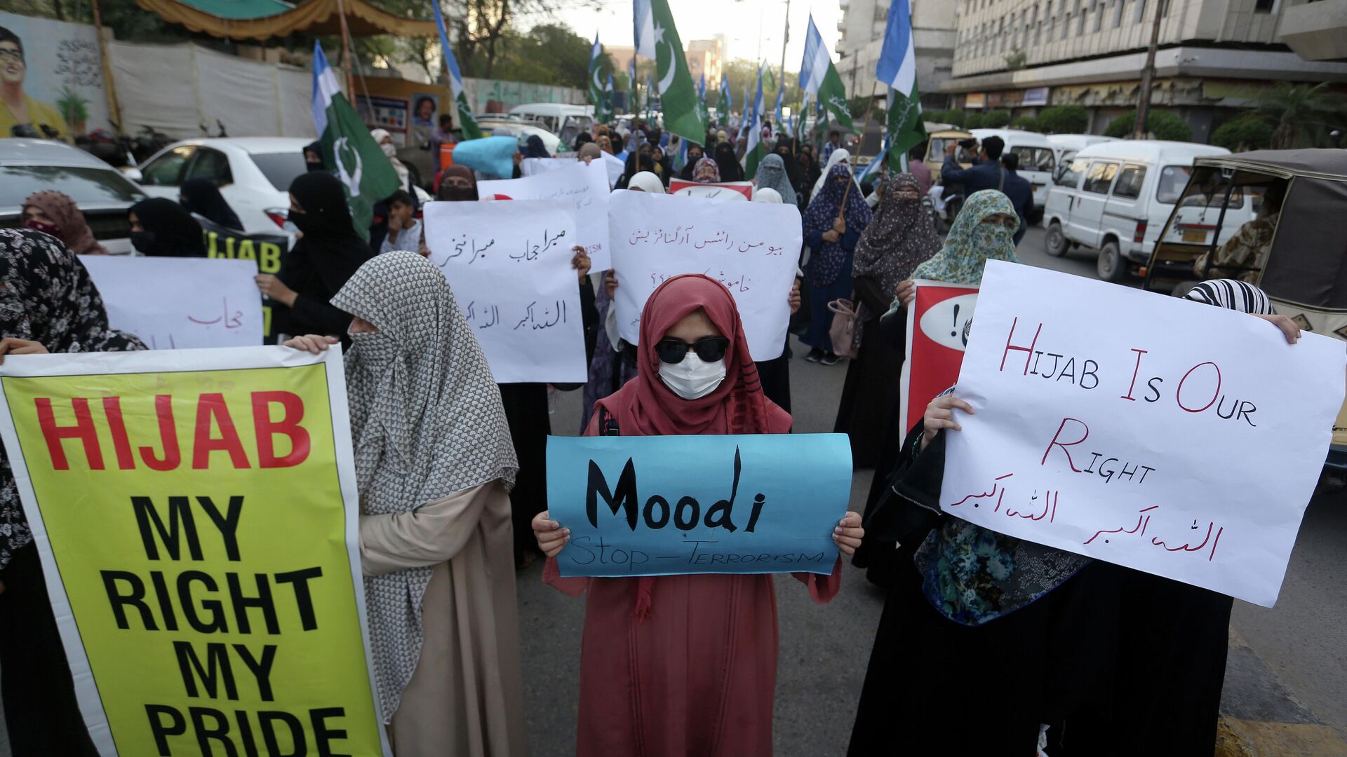 Women supporters of Jamaat-e-Islami hold a demonstration to protest against barring Muslim girls wearing hijab from attending classes at some schools in the southern Indian state of Karnataka, in Karachi, Pakistan, Thursday, Feb. 10, 2022.  - Sputnik International, 1920, 23.02.2022