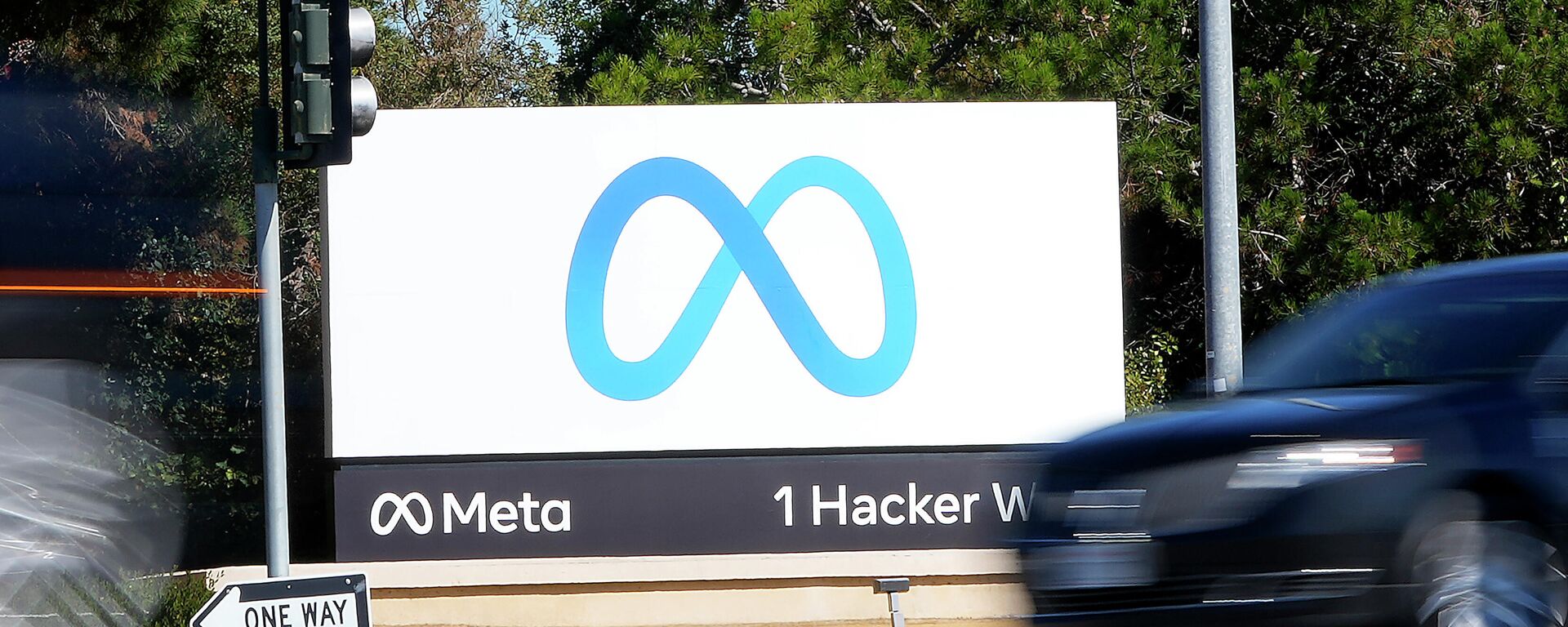 Facebook unveiled its new Meta sign at the company headquarters in Menlo Park, Calif., on Oct. 28, 2021. Facebook parent company Meta Platforms Inc. settled a decade-old class action lawsuit on Tuesday, Feb. 15, 2022, over the company’s use of “cookies” in 2010 and 2011 that tracked people online even after they logged off the Facebook platform. As part of the proposed settlement, which must still be approved by a judge, Meta agreed to delete all the data it wrongfully collected during the period.  - Sputnik International, 1920, 15.12.2022