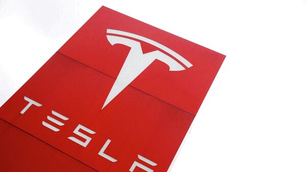The logo of car manufacturer Tesla is seen at a dealership in London, Britain, May 14, 2021. - Sputnik International