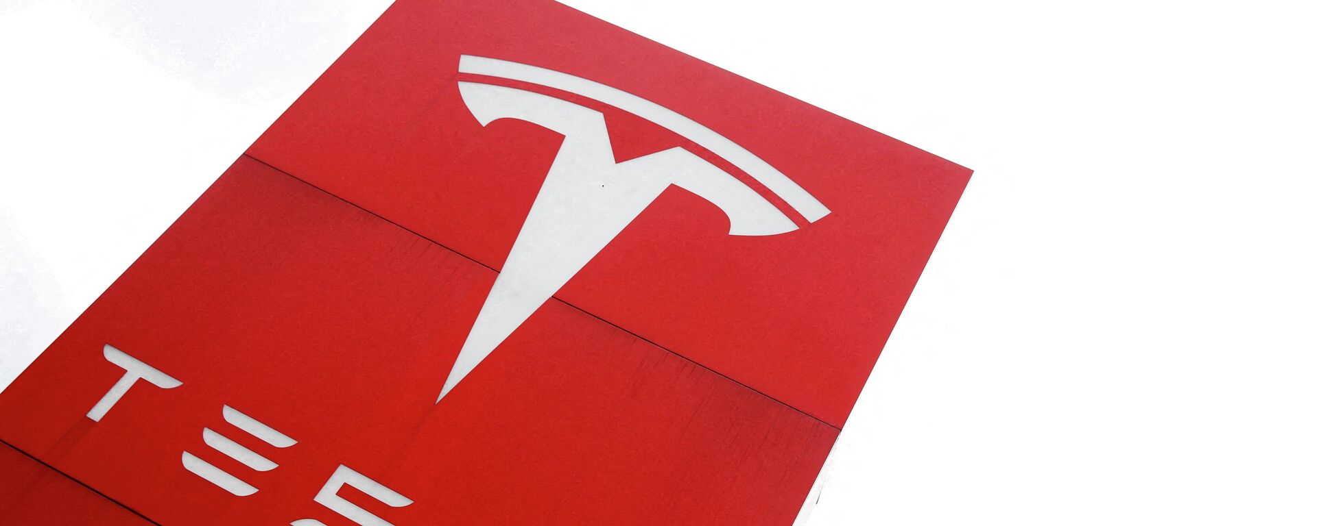 The logo of car manufacturer Tesla is seen at a dealership in London, Britain, May 14, 2021. - Sputnik International, 1920, 24.02.2022