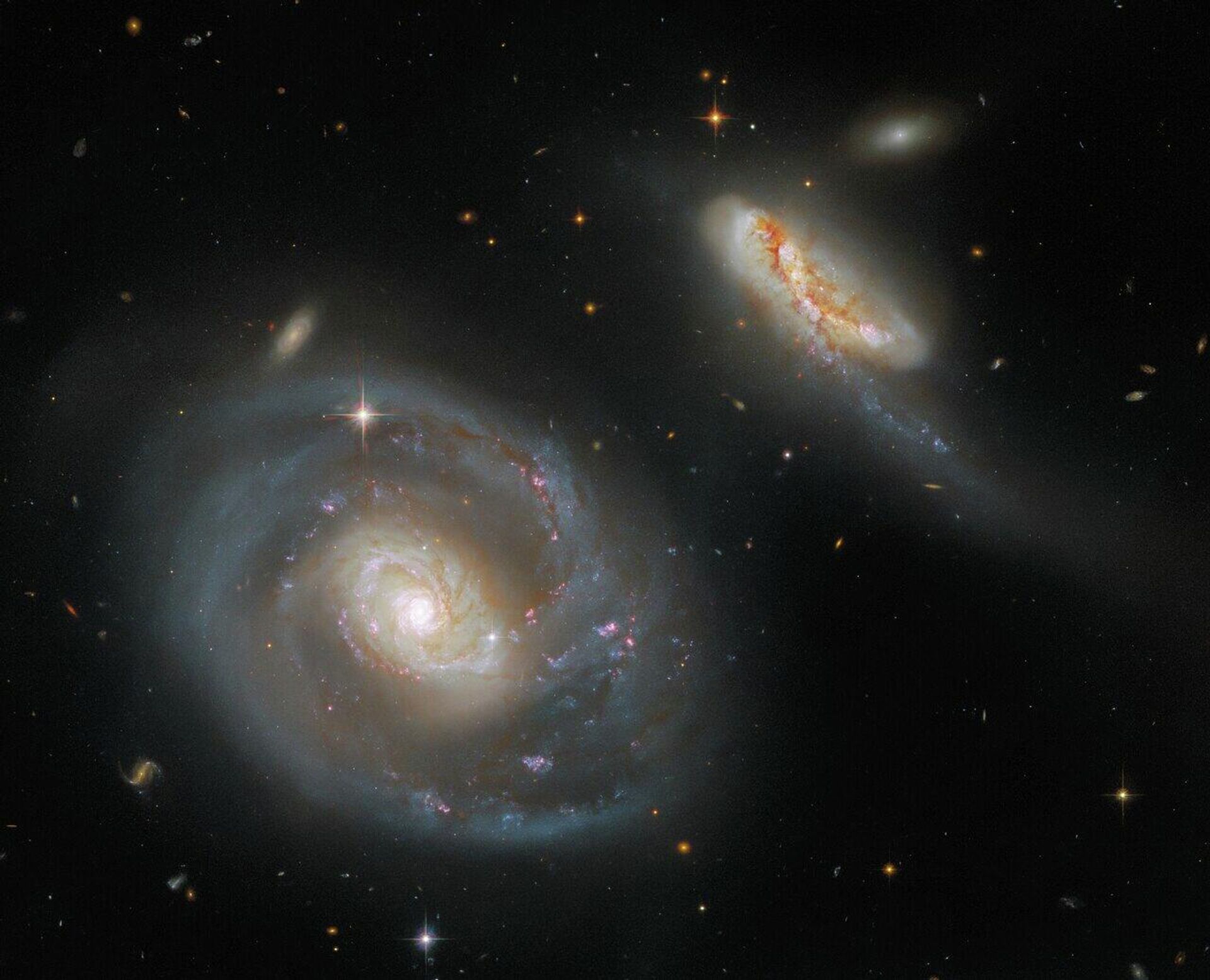 This striking image from the NASA/ESA Hubble Space Telescope showcases Arp 298, a stunning pair of interacting galaxies. Arp 298 — which comprises the two galaxies NGC 7469 and IC 5283 — lies roughly 200 million light-years from Earth in the constellation Pegasus. The larger of the two galaxies pictured here is the barred spiral galaxy NGC 7469, and IC 5283 is its diminutive companion. - Sputnik International, 1920, 24.02.2022