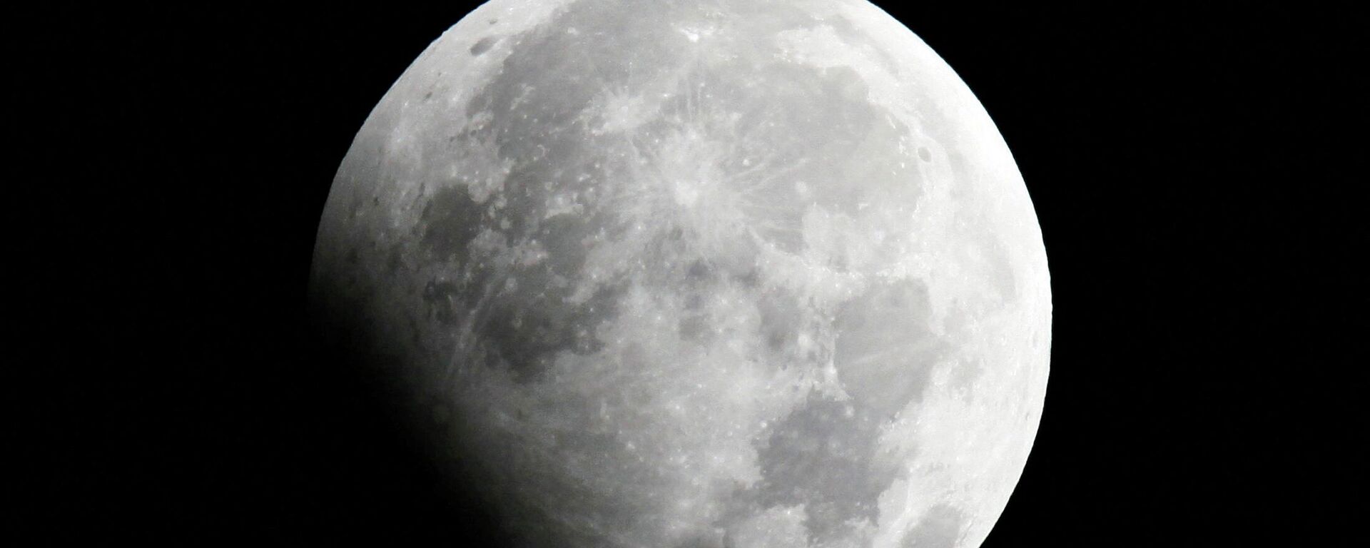 The moon is seen during a partial lunar eclipse in Shanghai January 1, 2010 - Sputnik International, 1920, 03.03.2022