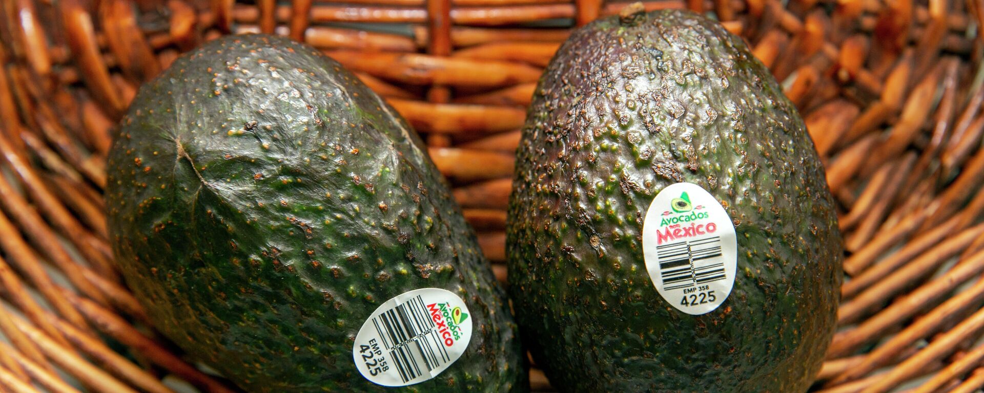 Avocados from Mexico sit in a basket in Rutherford, New Jersey, on Thursday, February 17, 2022. - Sputnik International, 1920, 25.02.2022