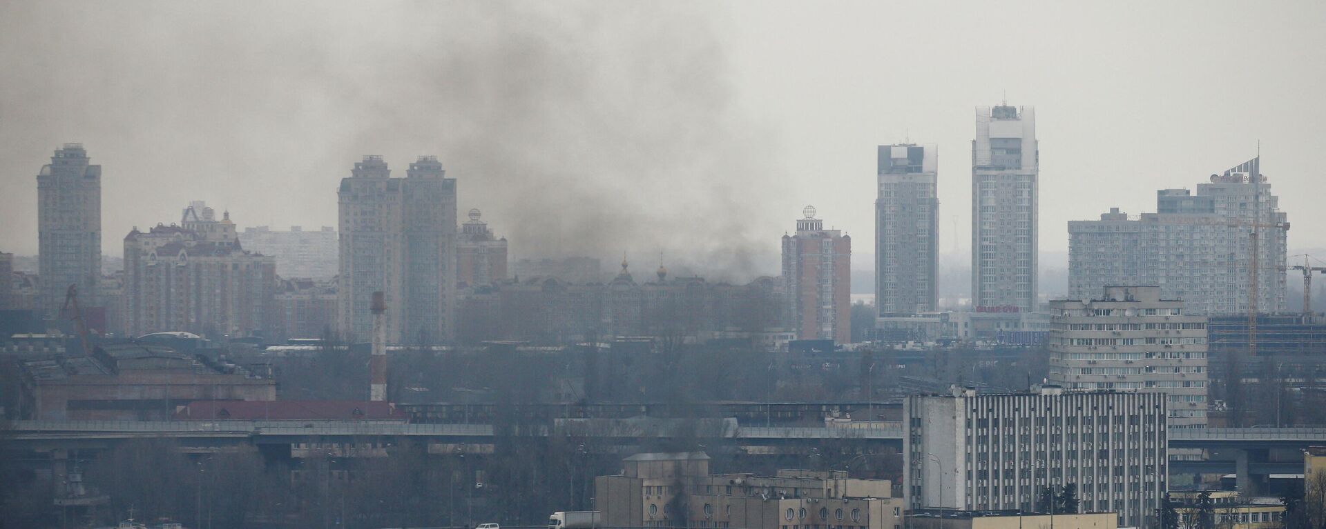 Smoke rises from the territory of the Ukrainian Defence Ministry's unit, after Russian President Vladimir Putin authorised a military operation in eastern Ukraine, in Kiev, Ukraine February 24, 2022.  - Sputnik International, 1920, 26.02.2022