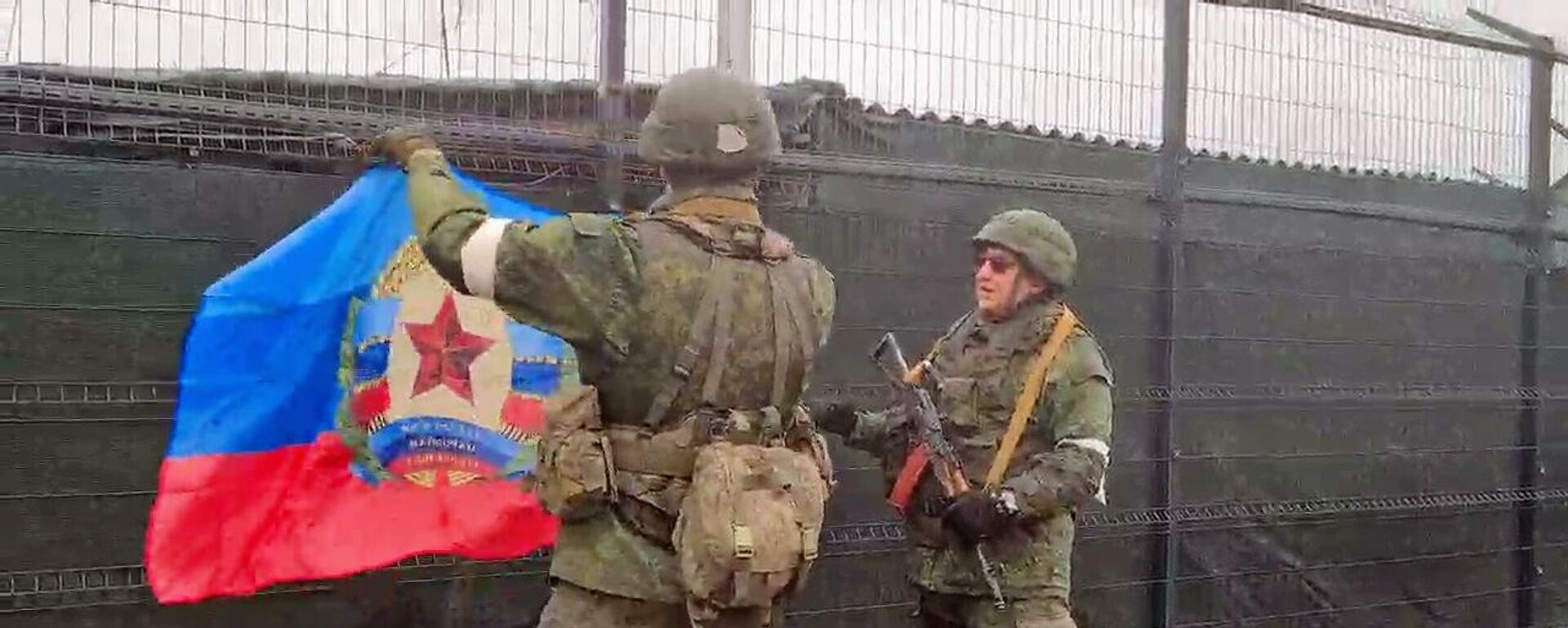 LPR servicemen raise the flag of the republic after they seize control of Stanitsa Luganskaya, 26 February 2022 LPR servicemen raise the flag of the republic after they seize control of Stanitsa Luganskaya, 26 February 2022 - Sputnik International, 1920, 26.02.2022