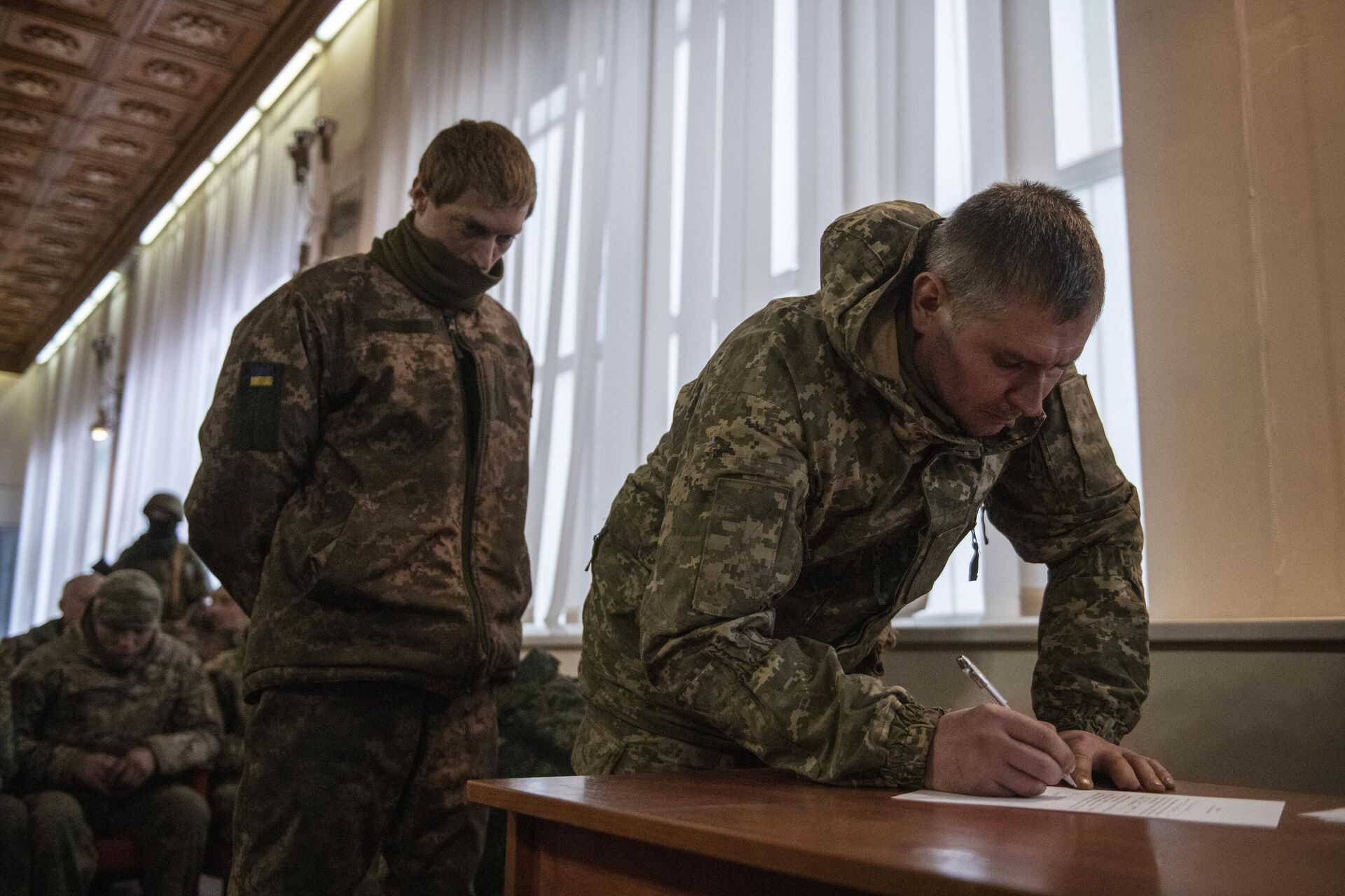 A Ukrainian soldier who voluntarily laid down his arms signs an agreement not to participate in hostilities. Lugansk, 25 February 2022. - Sputnik International, 1920, 07.07.2022