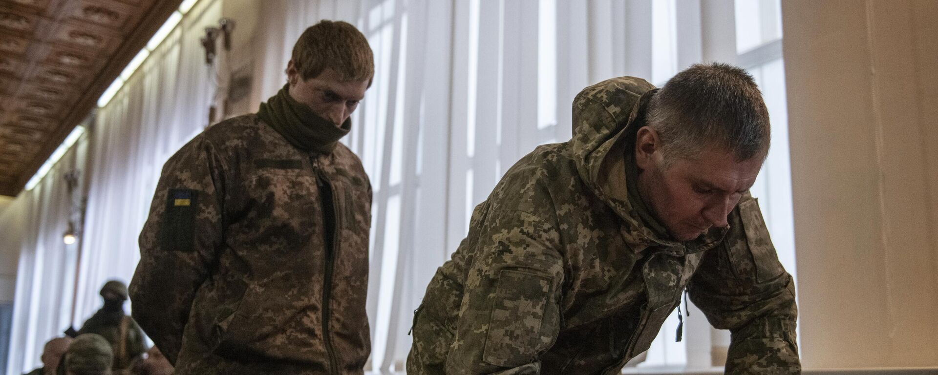 A Ukrainian soldier who voluntarily laid down his arms signs an agreement not to participate in hostilities. Lugansk, 25 February 2022. - Sputnik International, 1920, 26.02.2022