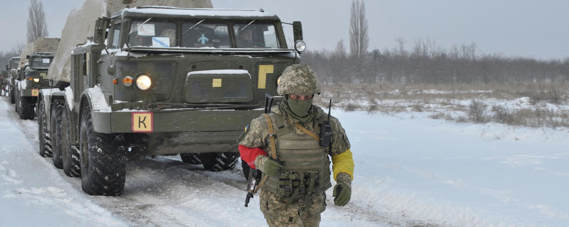 A service member of the Ukrainian Armed Forces runs near self-propelled multiple rocket launcher systems during drills in the Kherson region, Ukraine, in this handout picture released February 1, 2022.  - Sputnik International, 1920, 27.02.2022