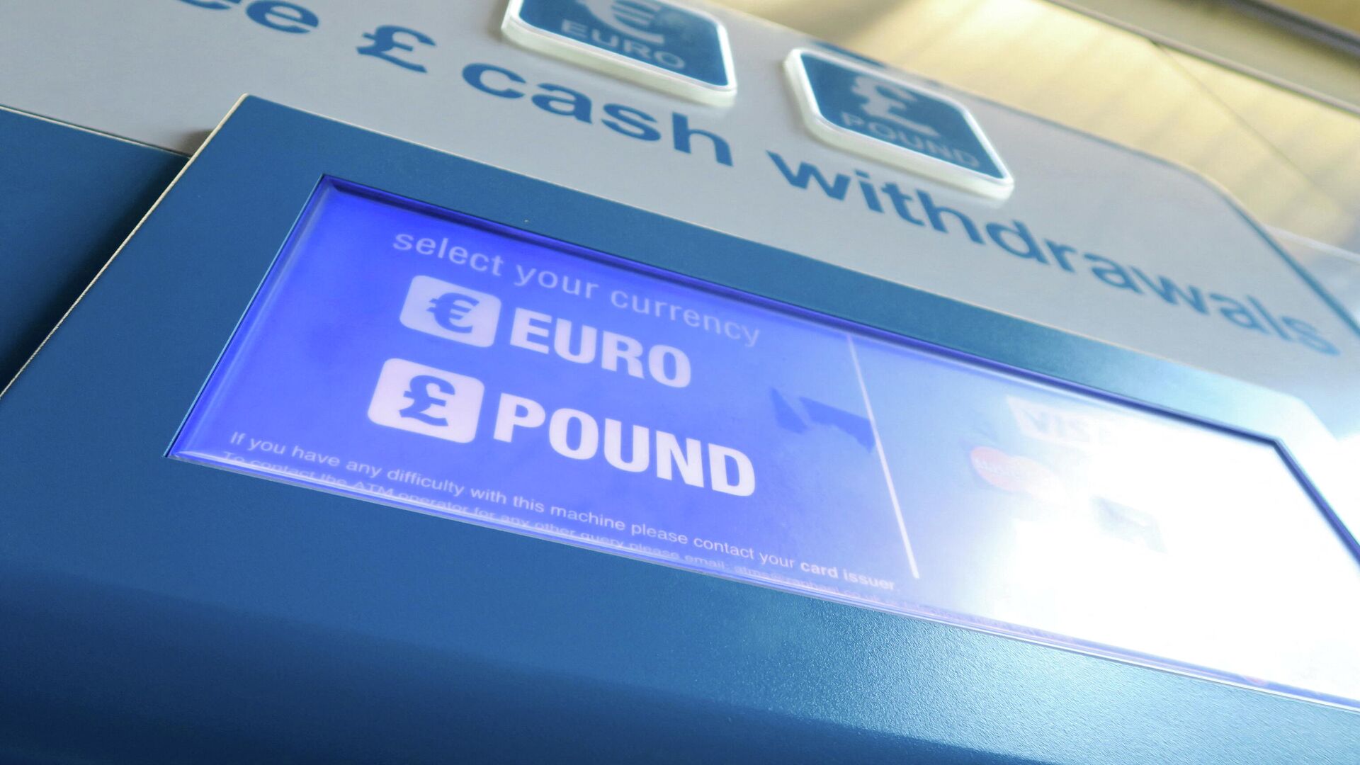 A cash machine ATM that offers withdrawals in either Pound Sterling or Euros is seen in Canary Wharf Financial centre in London, Britain, June 30, 2016. - Sputnik International, 1920, 27.02.2022
