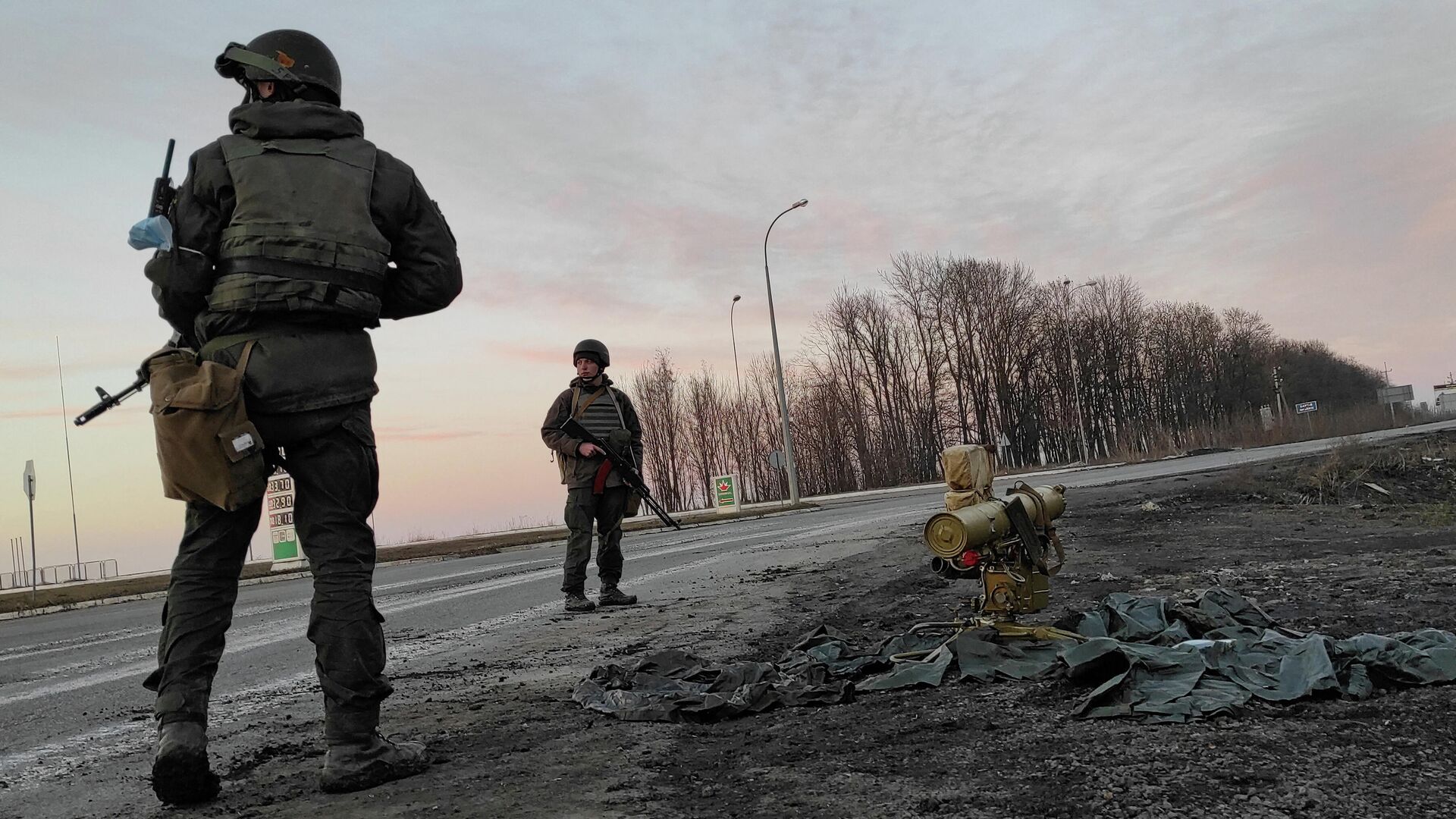Service members of the Ukrainian armed forces stand next to a tripod-mounted missile system outside Kharkov, Ukraine February 24, 2022. - Sputnik International, 1920, 01.03.2022