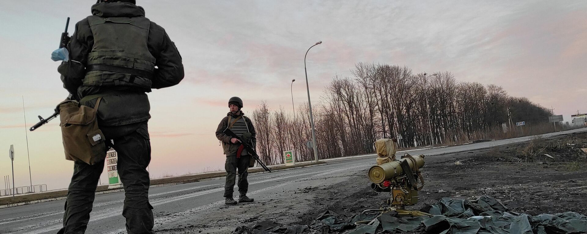 Service members of the Ukrainian armed forces stand next to a tripod-mounted missile system outside Kharkov, Ukraine February 24, 2022. - Sputnik International, 1920, 01.03.2022