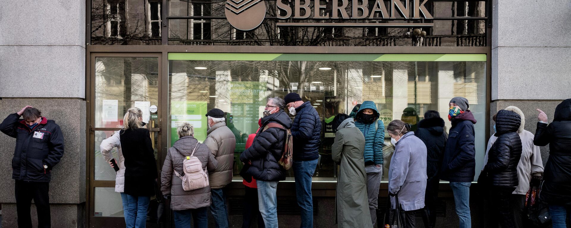 People queue outside a branch of Russian state-owned bank Sberbank to withdraw their savings and close their accounts in Prague on February 25, 2022, before Sberbank will close all its branches in the Czech Republic later in the day.  - Sputnik International, 1920, 27.02.2022
