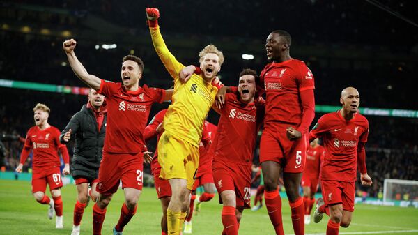 Liverpool's Caoimhin Kelleher with teammates celebrate after winning the penalty shoot-out  - Sputnik International