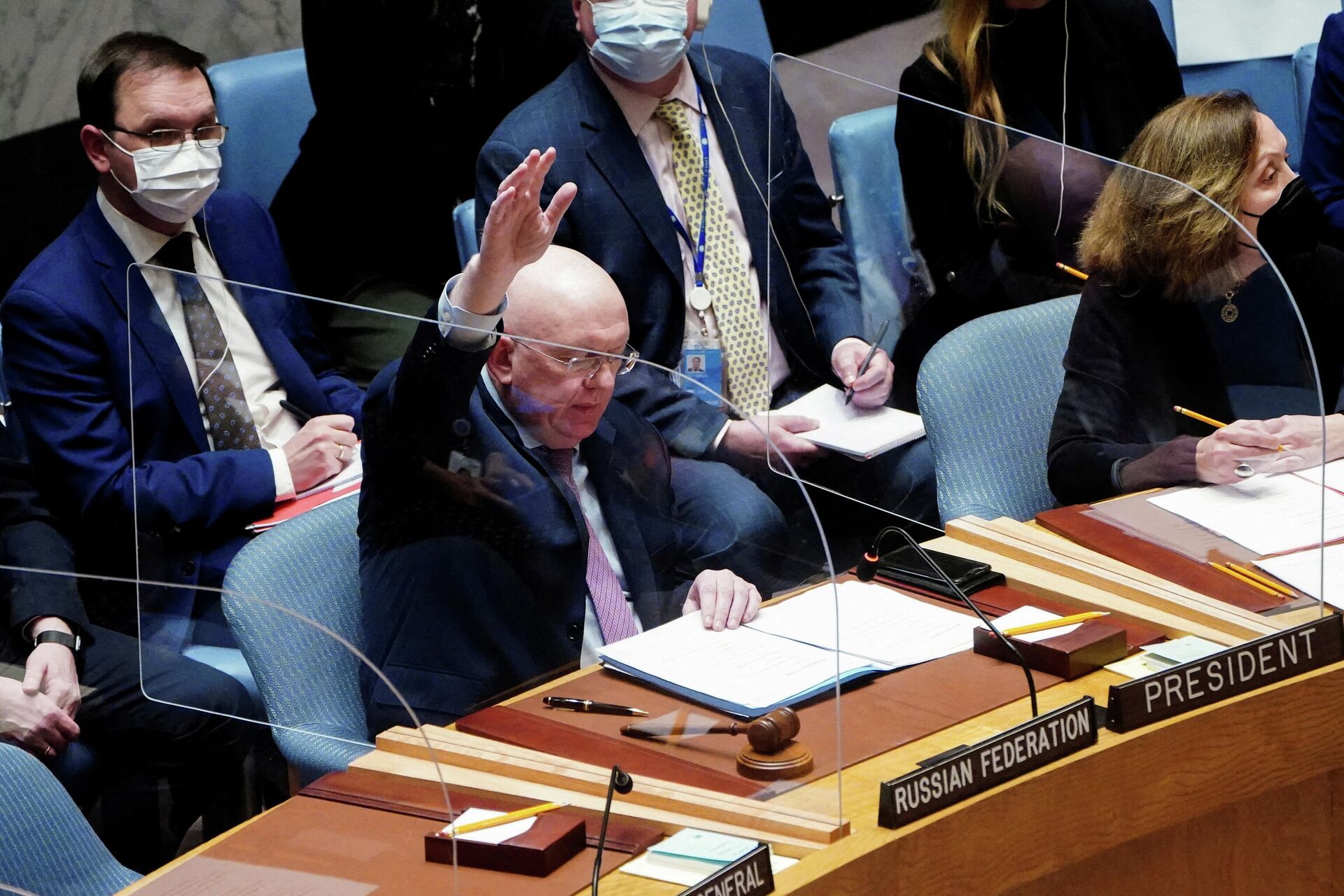 Russia's Ambassador to the United Nations Vassily Nebenzia votes during a United Nations Security Council meeting, on a resolution regarding Russia's actions toward Ukraine, at the United Nations Headquarters in New York City, U.S., February 25, 2022. - Sputnik International, 1920, 26.03.2022