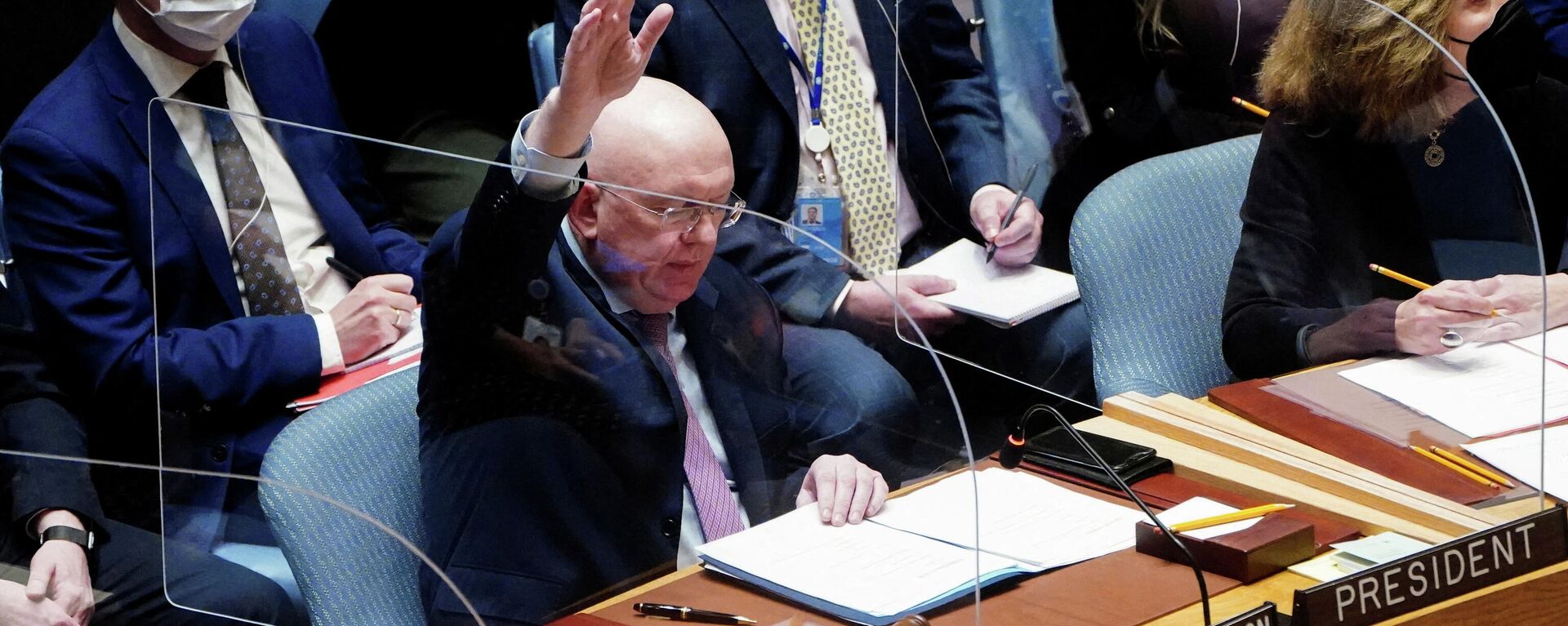 Russia's Ambassador to the United Nations Vassily Nebenzia votes during a United Nations Security Council meeting, on a resolution regarding Russia's actions toward Ukraine, at the United Nations Headquarters in New York City, U.S., February 25, 2022. - Sputnik International, 1920, 28.02.2022