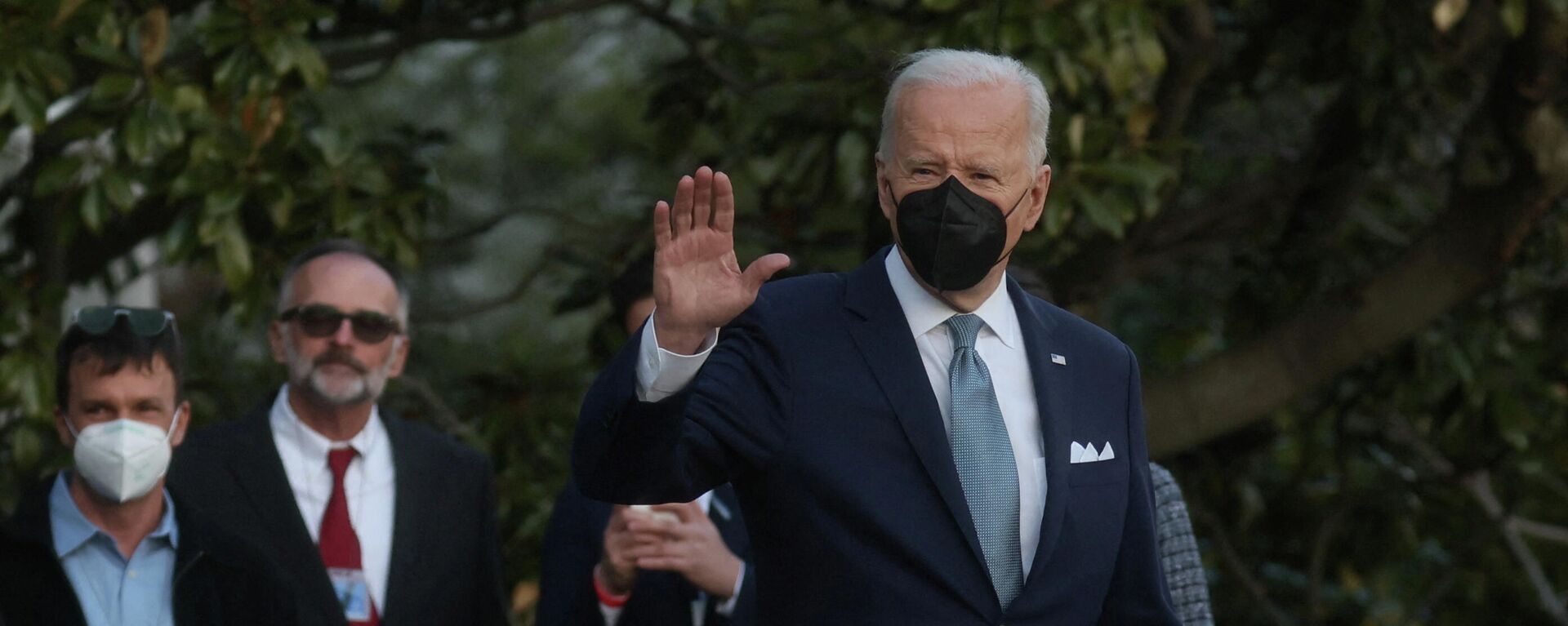 U.S. President Joe Biden waves to the media before boarding Marine One for travel to Delaware from the South Lawn of the White House in Washington, U.S., February 25, 2022. - Sputnik International, 1920, 28.02.2022