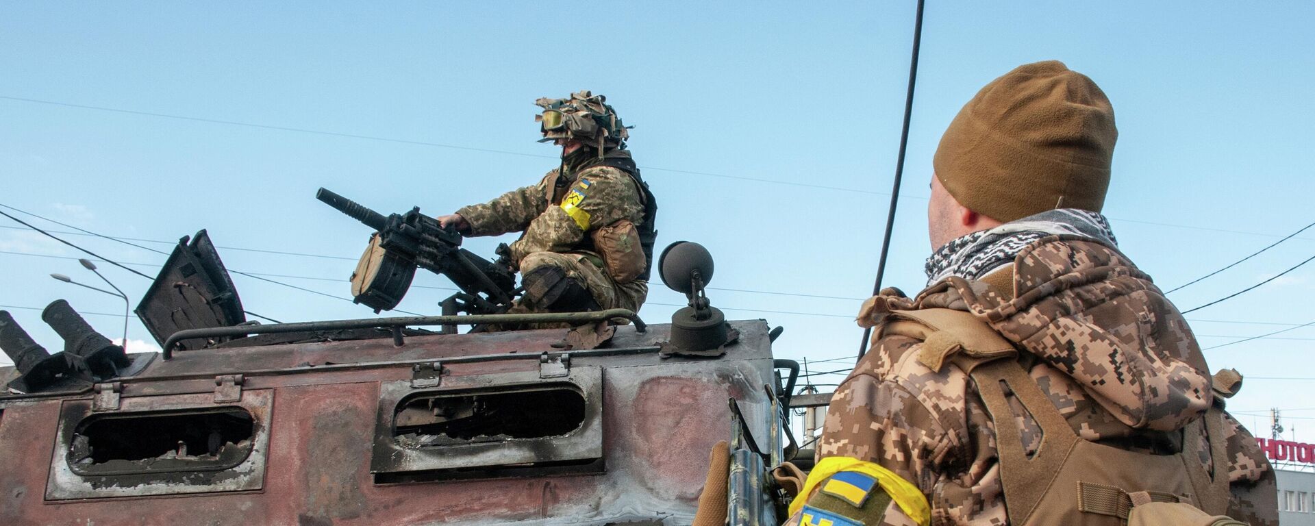 Ukrainian soldiers inspect a damaged military vehicle after fighting in Kharkov, Ukraine. File photo - Sputnik International, 1920, 15.05.2022