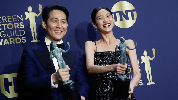 Actors Lee Jung-jae and Jung Ho-yeon pose backstage with their awards for Outstanding Performance by a Male Actor and Female Actor in a Drama Series at the 28th Screen Actors Guild Awards, in Santa Monica, California, U.S., February 27, 2022 - Sputnik International