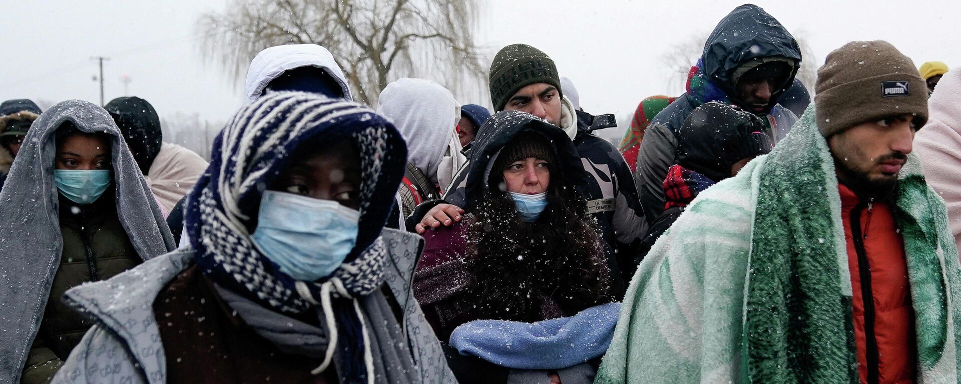 People who have fled Ukraine  wait for a bus to transport them away from the border crossing in Medyka, Poland, February 28, 2022 - Sputnik International, 1920, 28.02.2022