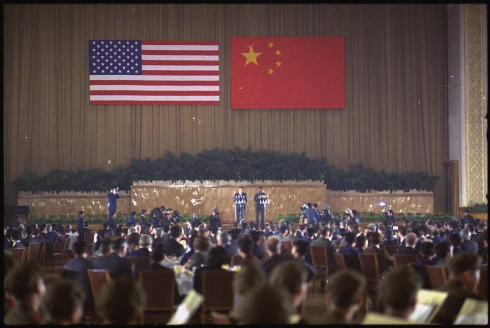 US President Richard Nixon and Chinese Premier Zhou Enlai speak at a banquet at the Great Hall of the People in Beijing, China, on February 21, 1972. - Sputnik International, 1920, 01.03.2022