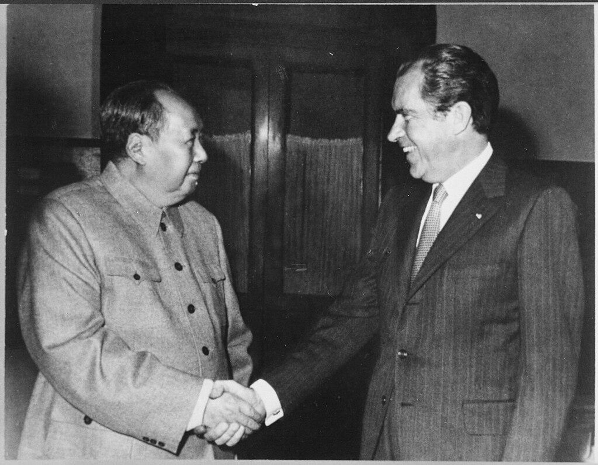 Chinese leader Mao Zedong and US President Richard Nixon shake hands in Beijing on February 21, 1972 - Sputnik International, 1920, 28.02.2022