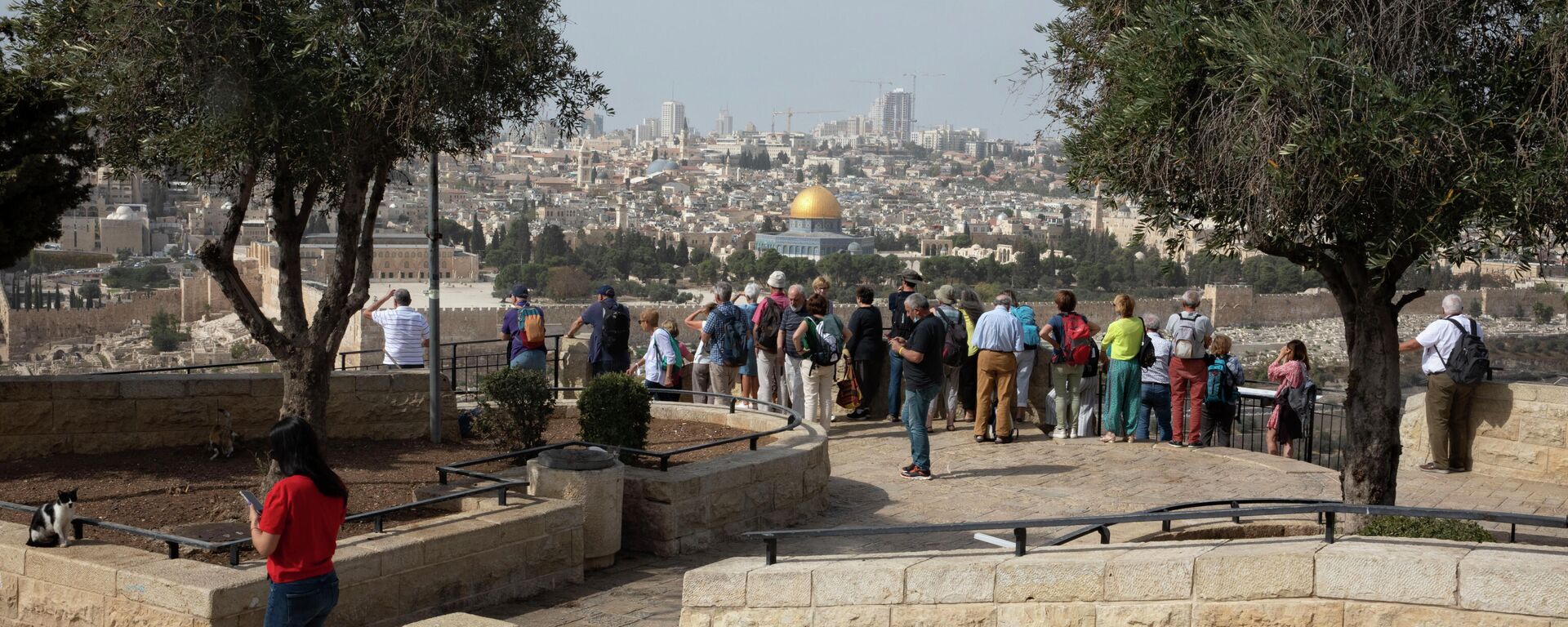French tourists look at the Al Aqsa Mosque compound from the Mount of Olives in Jerusalem, Monday, Nov. 1, 2021 - Sputnik International, 1920, 01.03.2022