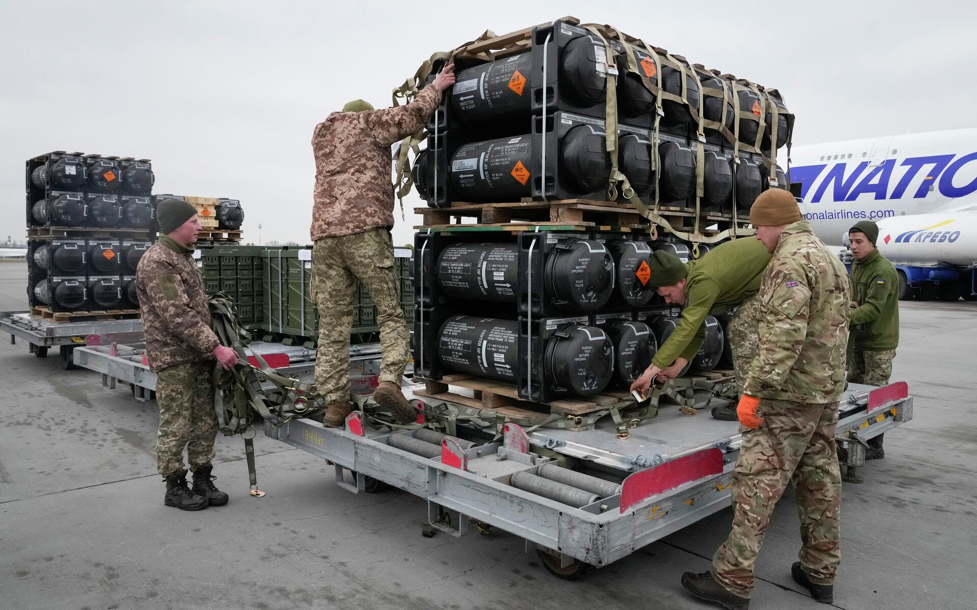 Ukrainian servicemen unpack Javelin anti-tank missiles, delivered as part of the United States of America's security assistance to Ukraine, at the Borispol airport, outside Kiev, Ukraine, Friday, Feb. 11, 2022 - Sputnik International, 1920, 07.04.2022