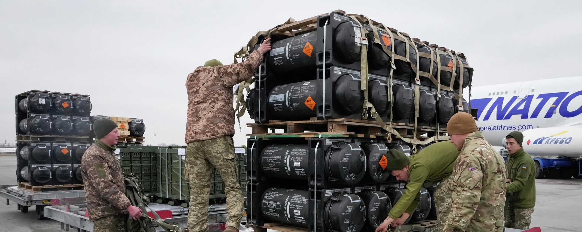 Ukrainian servicemen unpack Javelin anti-tank missiles, delivered as part of the United States of America's security assistance to Ukraine, at the Borispol airport, outside Kiev, Ukraine, Friday, Feb. 11, 2022 - Sputnik International, 1920, 19.01.2023