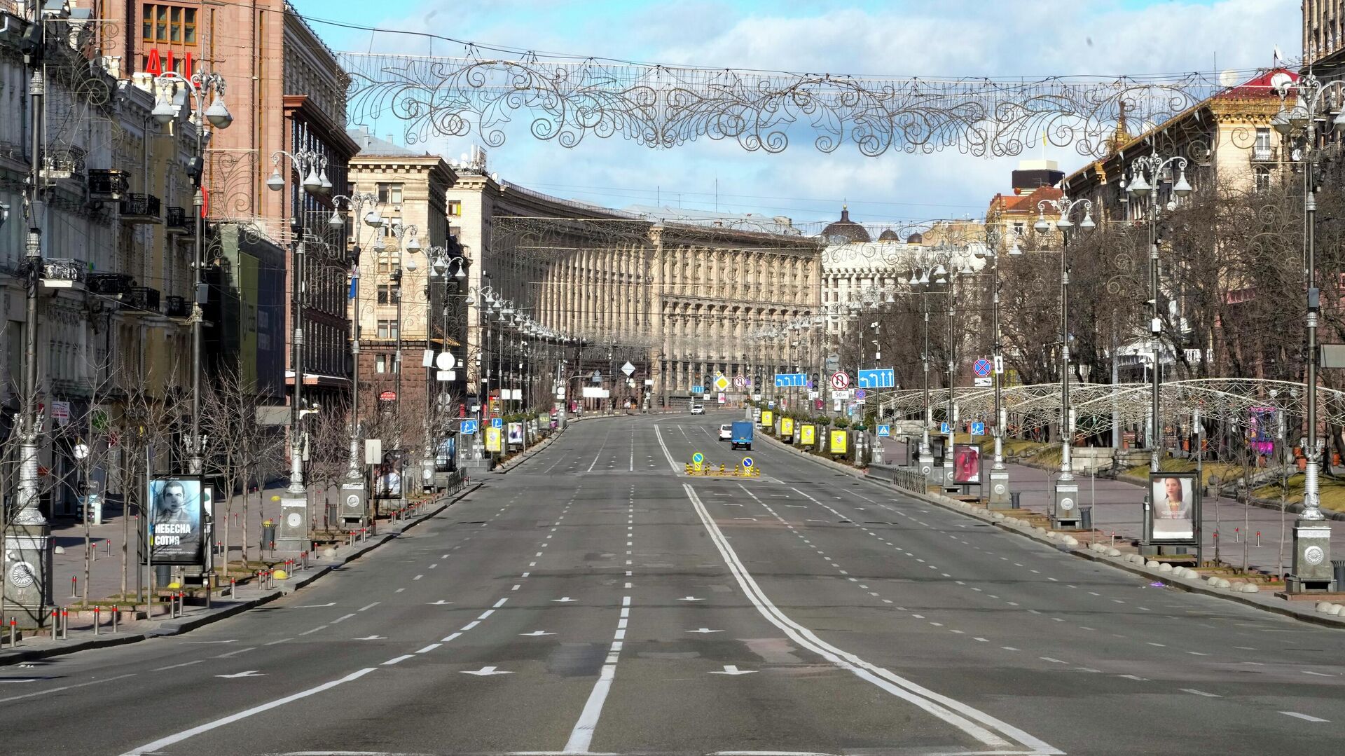 A view of Khreshchatyk, the main street, empty, due to curfew in the central of Kiev, Ukraine, Sunday, Feb. 27, 2022 - Sputnik International, 1920, 14.03.2022