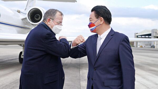 Mike Mullen, former chairman of the U.S. Joint Chiefs of Staff greets Taiwan Foreign Minister Joseph Wu as he and other members of the U.S. delegation arrive at Taipei Songshan airport in Taipei, Taiwan March 1, 2022. - Sputnik International