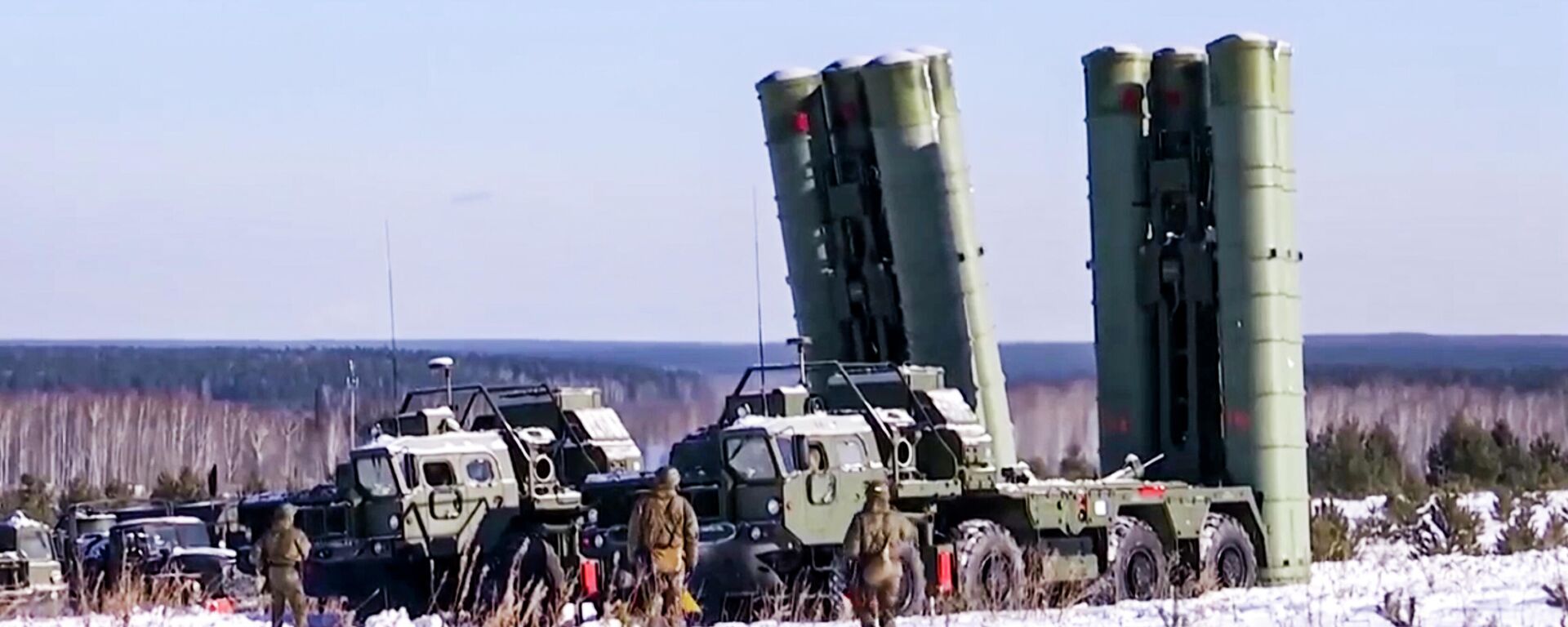 In this photo taken from video and released by the Russian Defense Ministry Press Service on Thursday, Jan. 27, 2022, Russian S-400 Triumf surface-to-air missile systems attend a military drills in Sverdlovsk region, Ural, in Russia - Sputnik International, 1920, 09.06.2023
