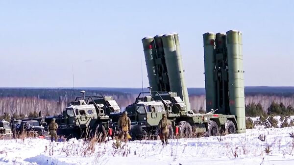 In this photo taken from video and released by the Russian Defense Ministry Press Service on Thursday, Jan. 27, 2022, Russian S-400 Triumf surface-to-air missile systems attend a military drills in Sverdlovsk region, Ural, in Russia - Sputnik International