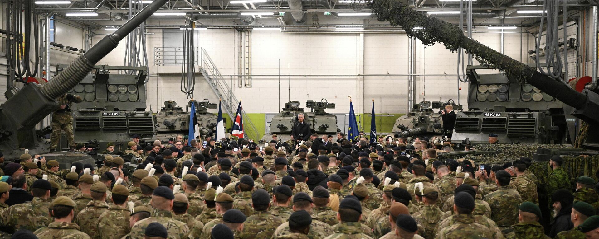 NATO Secretary-General Jens Stoltenberg meets NATO troops after a joint press conference at the Tapa Army Base, in Tallinn, Estonia March 1, 2022 - Sputnik International, 1920, 02.03.2022