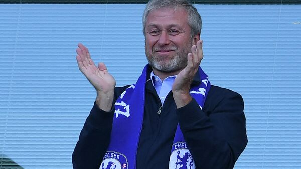 Chelsea's Russian owner Roman Abramovich applauds, as players celebrate their league title win at the end of the Premier League football match between Chelsea and Sunderland at Stamford Bridge in London. - Sputnik International