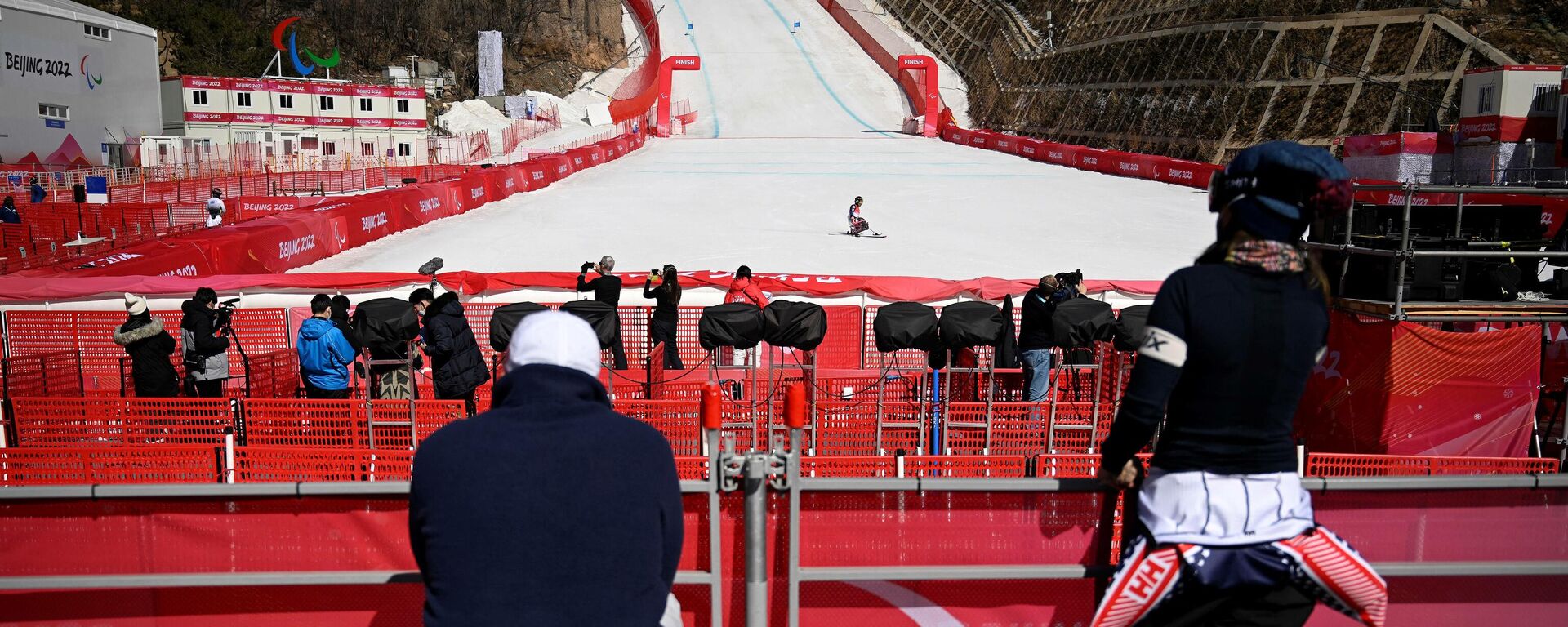 A paralympic athlete crosses the finish line during a training session for the men's downhill sitting event at the Yanqing National Alpine Skiing Centre in Yanqing ahead of the Beijing 2022 Winter Paralympic Games on March 3, 2022. - Sputnik International, 1920, 04.03.2022